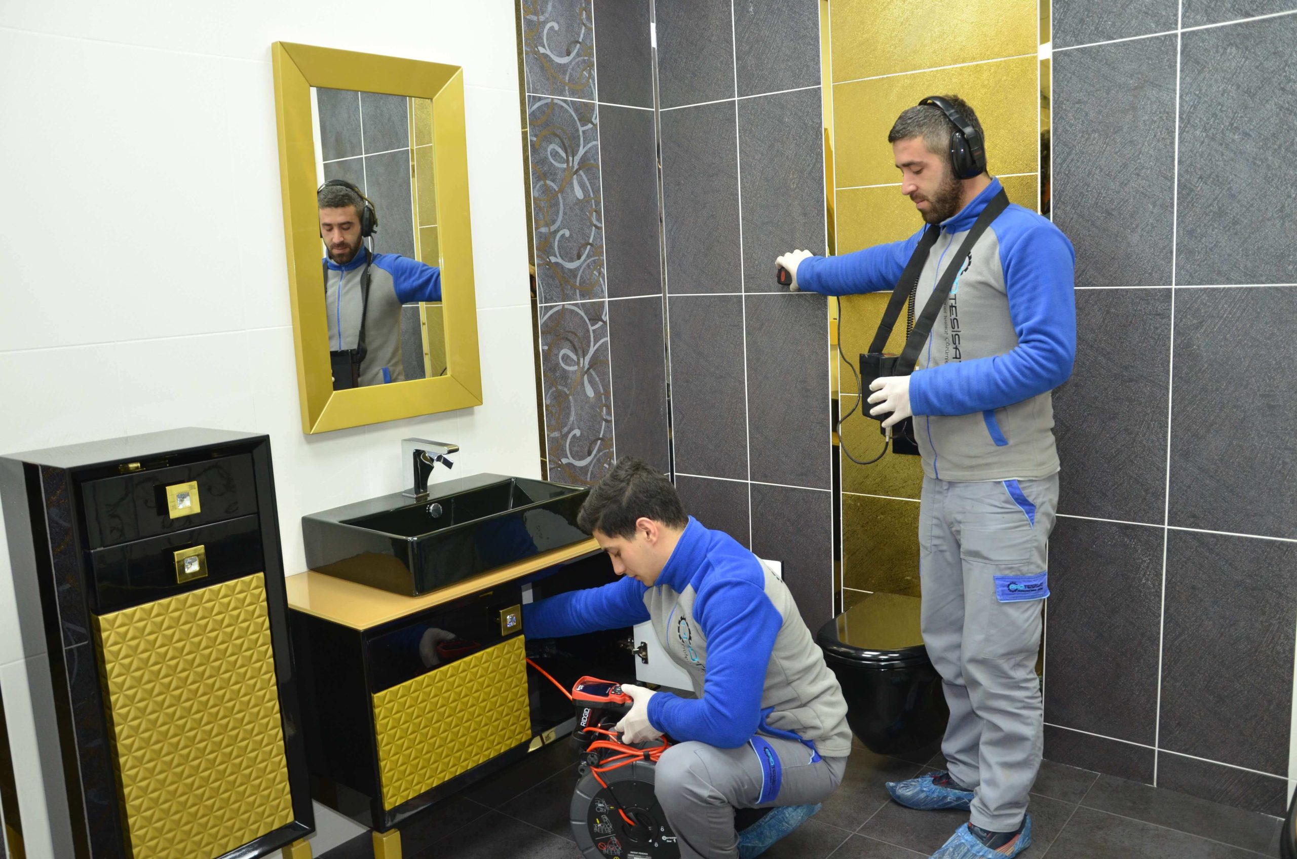 Bağcılar tesisat teknisyeni yerinde tesisat kontrolü yapıyor