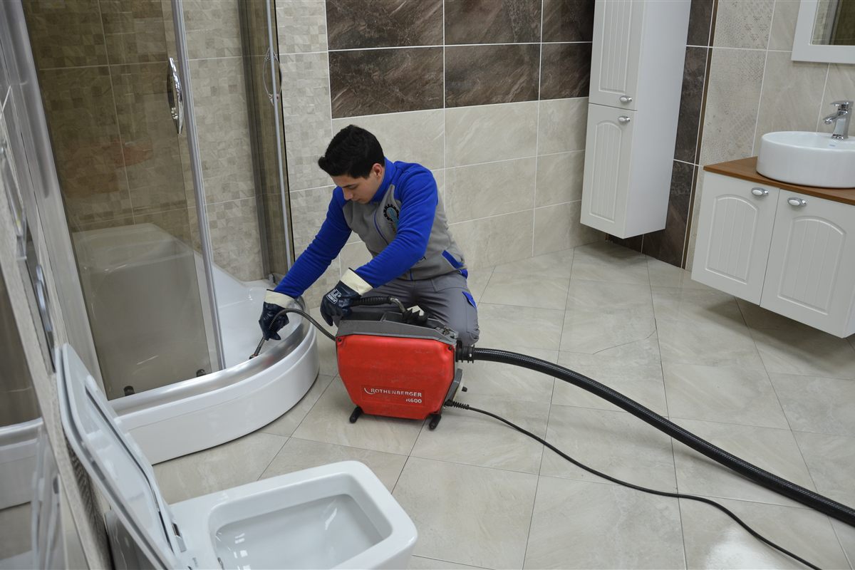 Pendik tesisat teknisyeni yerinde tesisat kontrolü yapıyor