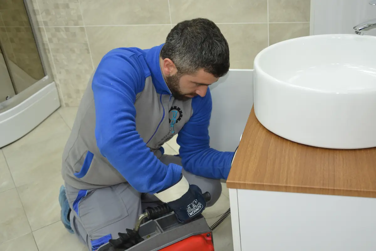 Gaziosmanpaşa’da lavabo gideri kontrolü yapan tesisat ustası